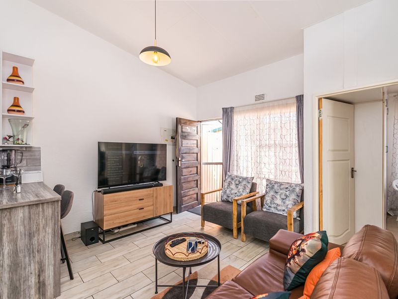 Modern & Extremely Neat 3-Bedroom Townhouse for Sale in Florida, Roodepoort - Photo 5