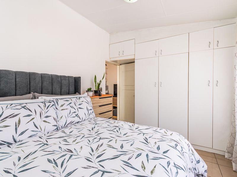 Modern & Extremely Neat 3-Bedroom Townhouse for Sale in Florida, Roodepoort - Photo 10