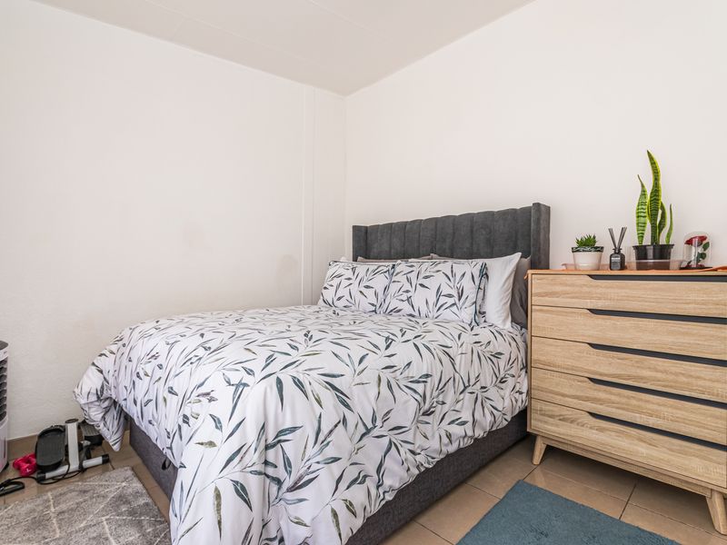 Modern & Extremely Neat 3-Bedroom Townhouse for Sale in Florida, Roodepoort - Photo 9