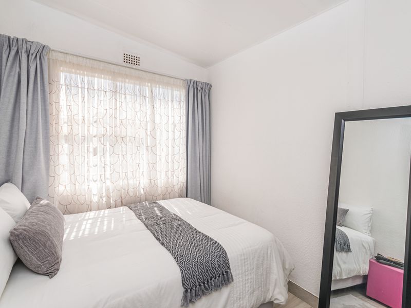 Modern & Extremely Neat 3-Bedroom Townhouse for Sale in Florida, Roodepoort - Photo 8