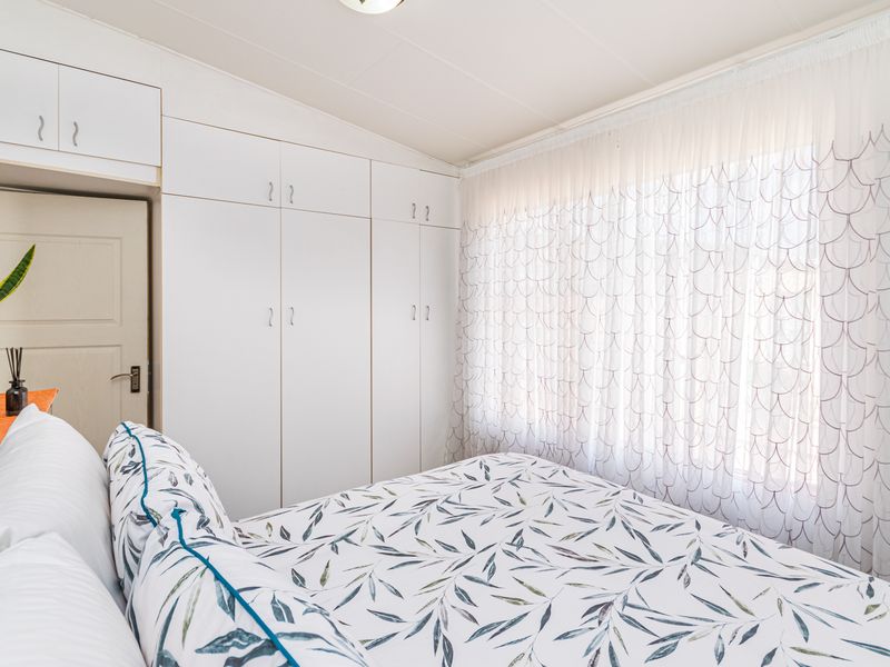 Modern & Extremely Neat 3-Bedroom Townhouse for Sale in Florida, Roodepoort - Photo 7