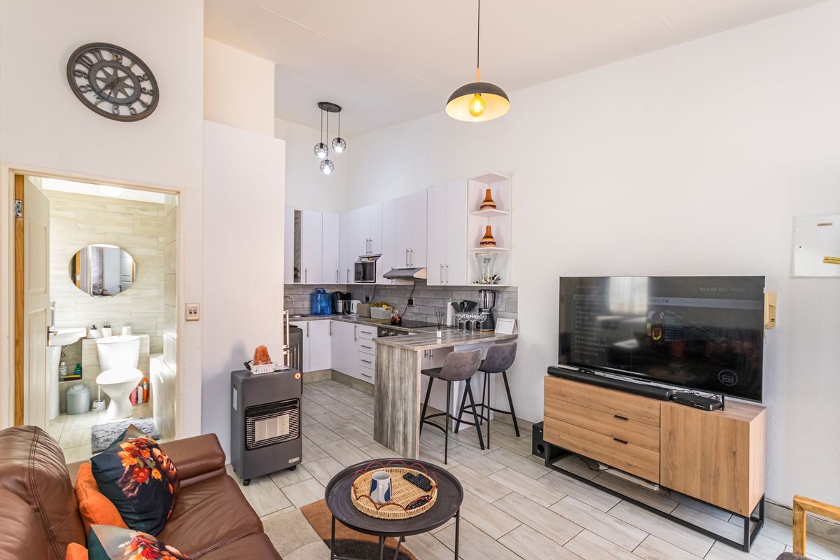 Modern & Extremely Neat 3-Bedroom Townhouse for Sale in Florida, Roodepoort - Photo 4