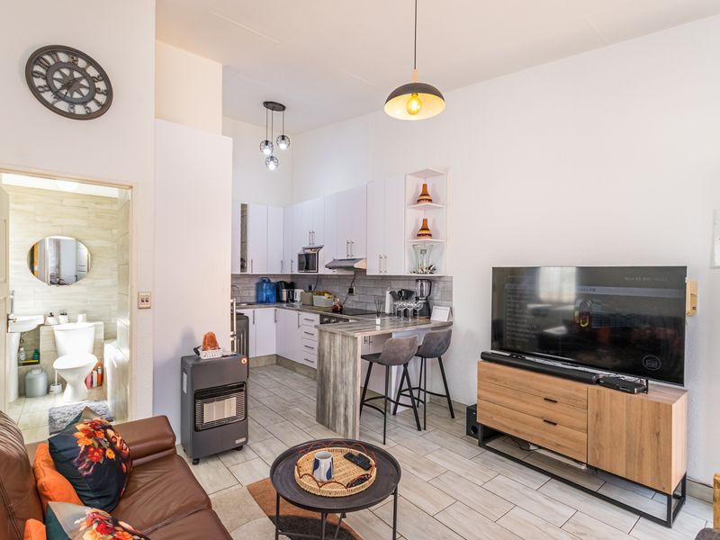 Modern & Extremely Neat 3-Bedroom Townhouse for Sale in Florida, Roodepoort - Photo 4