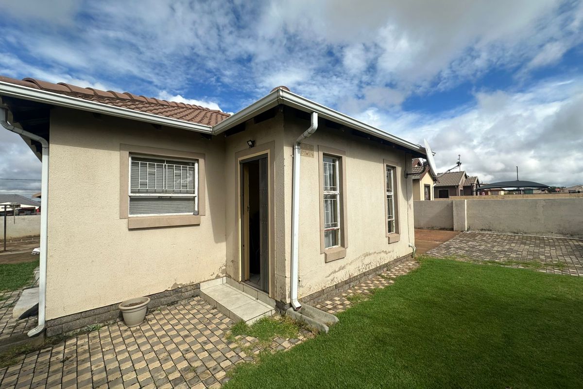 A neat 3 bedroom house ! - Photo 2