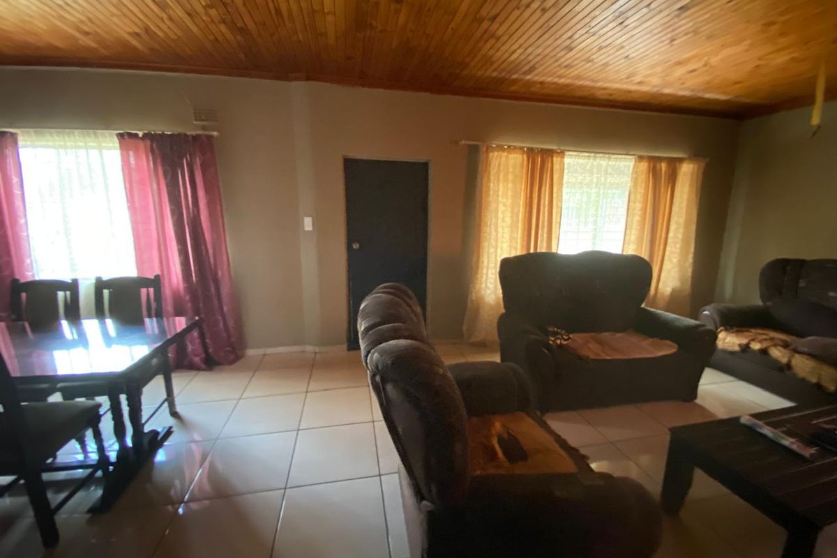 Stunning 4-bedroom house for sale in Vanderbijlpark CW 5, perfect for family living and entertainin - Photo 3