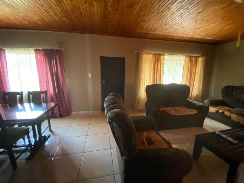Stunning 4-bedroom house for sale in Vanderbijlpark CW 5, perfect for family living and entertainin - Photo 3