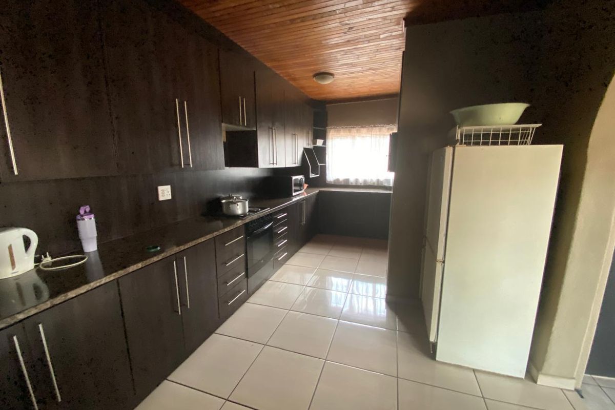 Stunning 4-bedroom house for sale in Vanderbijlpark CW 5, perfect for family living and entertainin - Photo 2
