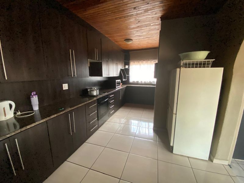 Stunning 4-bedroom house for sale in Vanderbijlpark CW 5, perfect for family living and entertainin - Photo 2