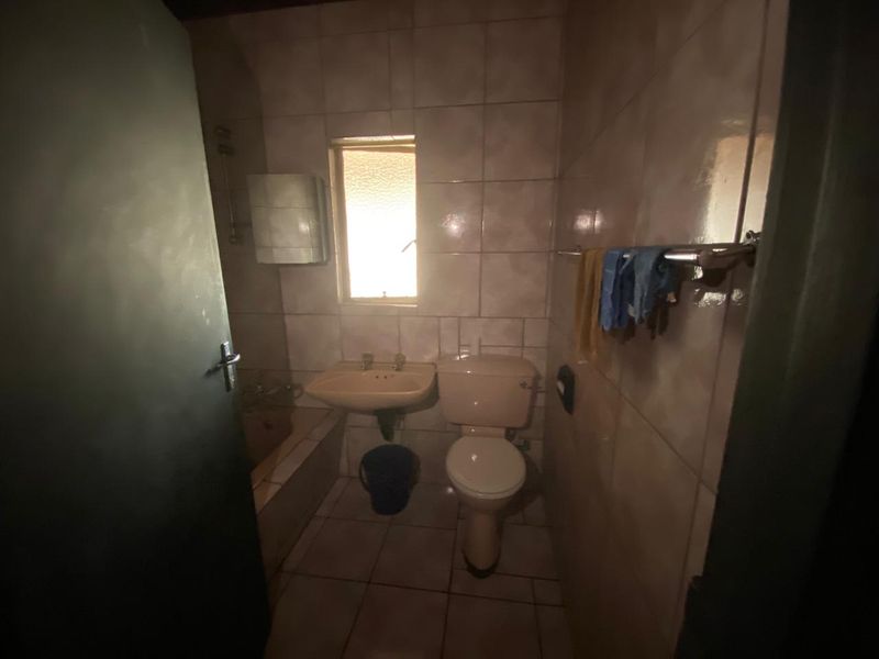 Stunning 4-bedroom house for sale in Vanderbijlpark CW 5, perfect for family living and entertainin - Photo 8