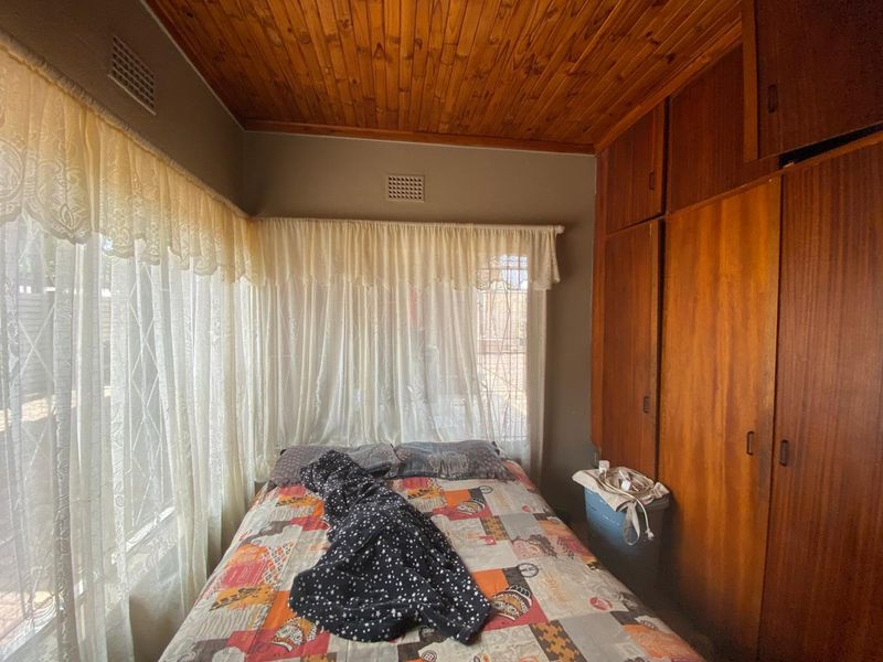 Stunning 4-bedroom house for sale in Vanderbijlpark CW 5, perfect for family living and entertainin - Photo 10