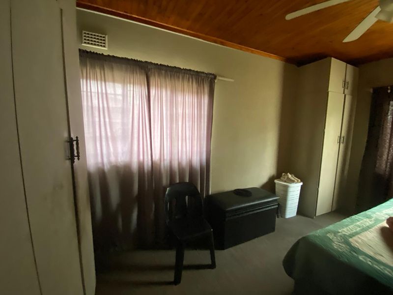 Stunning 4-bedroom house for sale in Vanderbijlpark CW 5, perfect for family living and entertainin - Photo 4