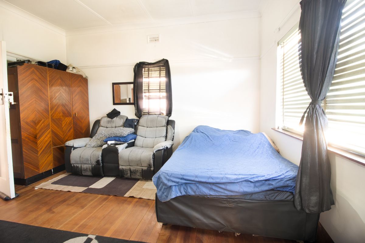 A three bedroom home with 2 granny flats. - Photo 4