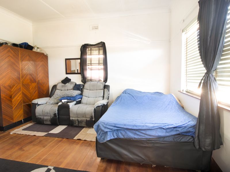 A three bedroom home with 2 granny flats. - Photo 4