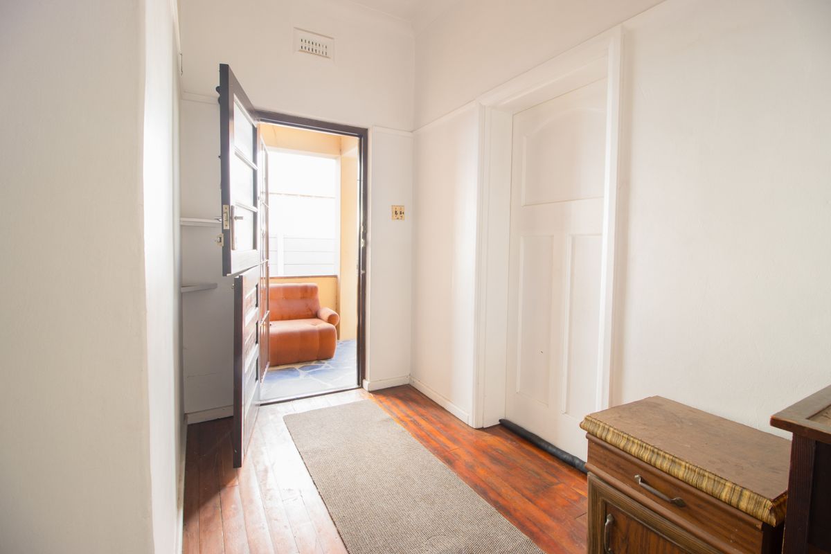 A three bedroom home with 2 granny flats. - Photo 3