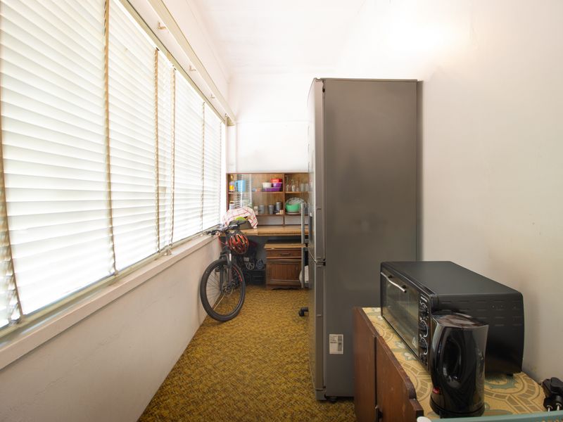 A three bedroom home with 2 granny flats. - Photo 6