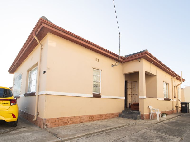 A three bedroom home with 2 granny flats. - Photo 2
