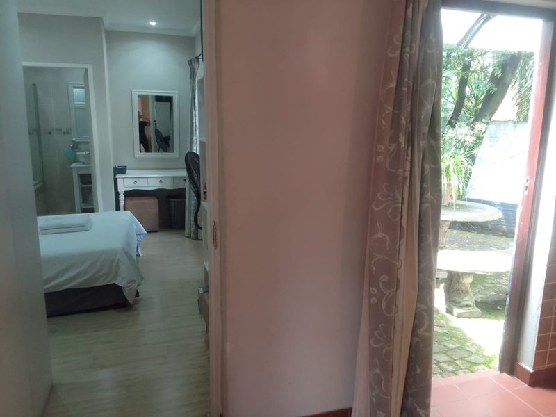 Beautiful, fully furnished flat on a stunning property. - Photo 10