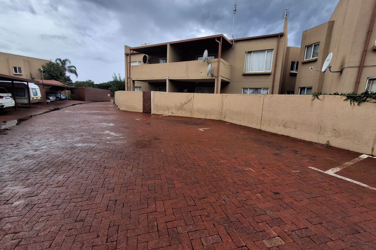 Two Bedroom Simplex in Secure Complex - Photo 5