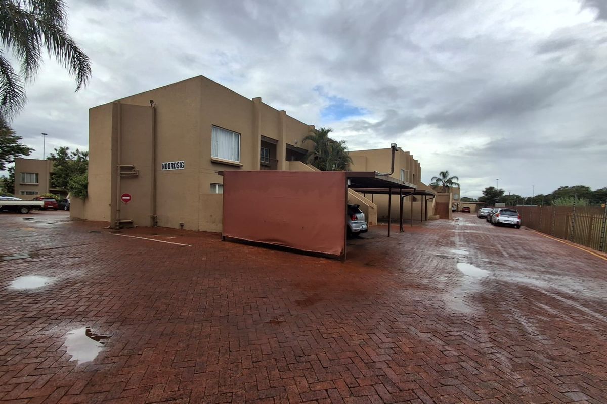 Two Bedroom Simplex in Secure Complex - Photo 3