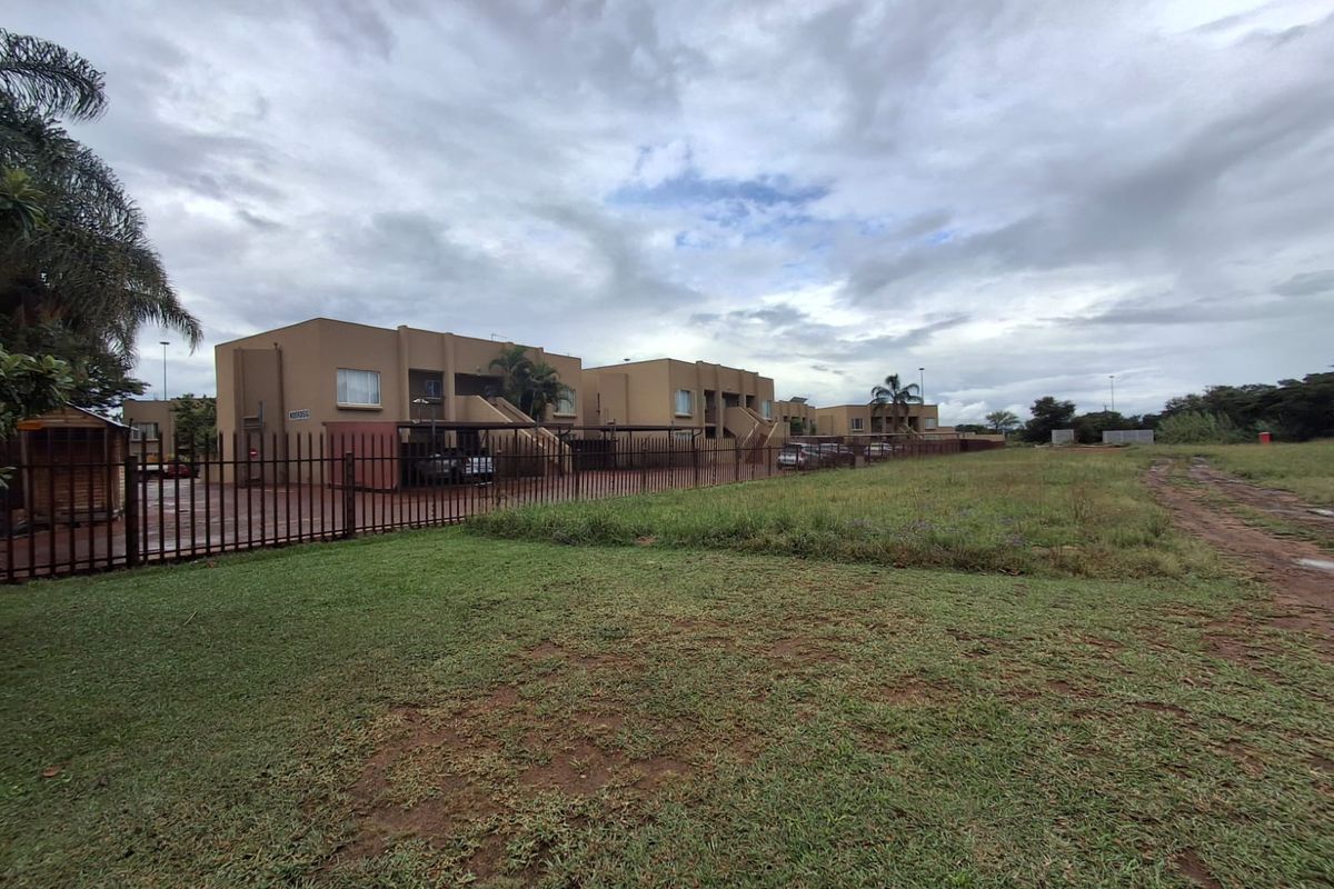 Two Bedroom Simplex in Secure Complex - Photo 2