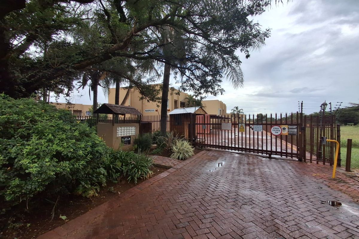 Two Bedroom Simplex in Secure Complex - Photo 4