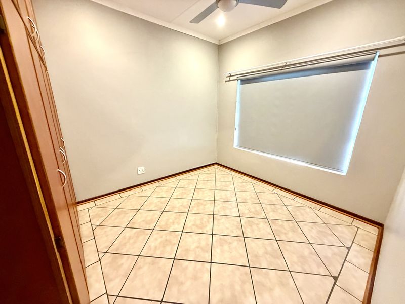 3 Bedroom Upstairs Apartment For Sale in Louis Trichardt - Photo 9