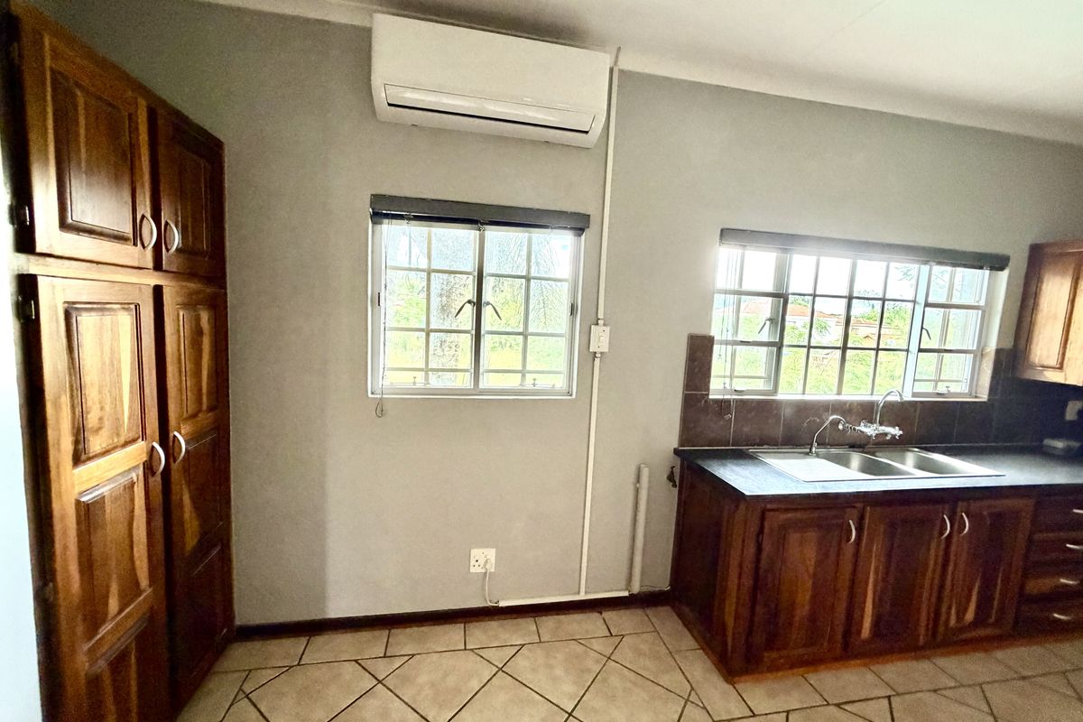 3 Bedroom Upstairs Apartment For Sale in Louis Trichardt - Photo 4