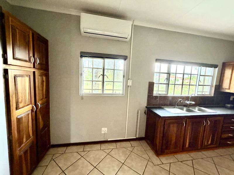 3 Bedroom Upstairs Apartment For Sale in Louis Trichardt - Photo 4