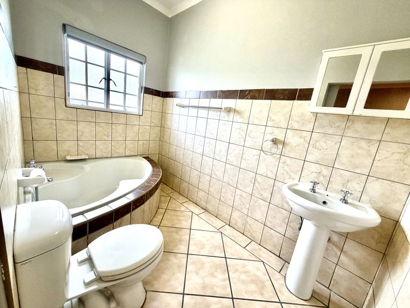 3 Bedroom Upstairs Apartment For Sale in Louis Trichardt - Photo 8