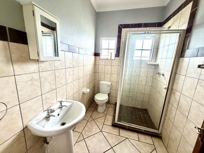 3 Bedroom Upstairs Apartment For Sale in Louis Trichardt - Photo 10