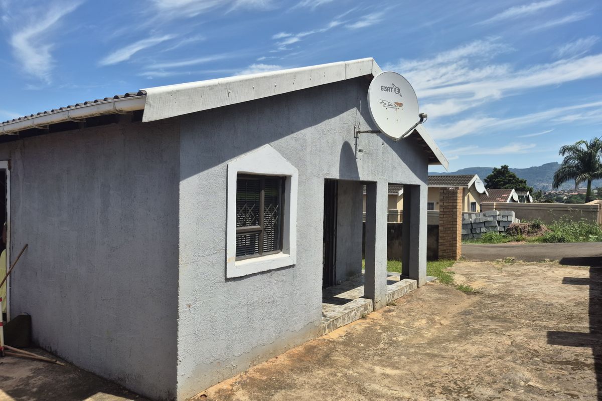 Beautifully Tiled 3 Bedroom Home with Scenic Views - Photo 2