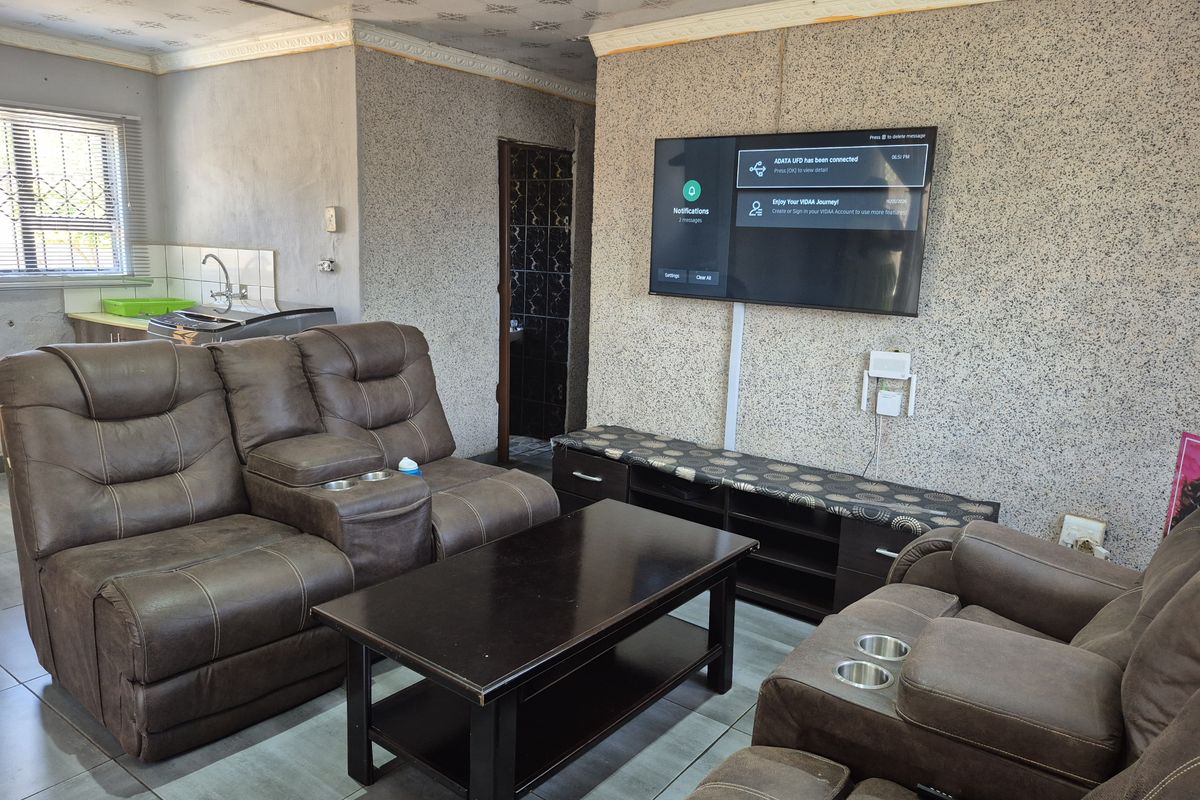 Beautifully Tiled 3 Bedroom Home with Scenic Views - Photo 5