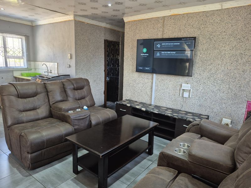 Beautifully Tiled 3 Bedroom Home with Scenic Views - Photo 5