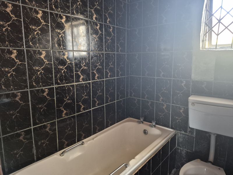 Beautifully Tiled 3 Bedroom Home with Scenic Views - Photo 10