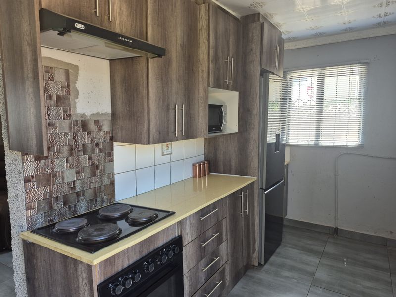 Beautifully Tiled 3 Bedroom Home with Scenic Views - Photo 6