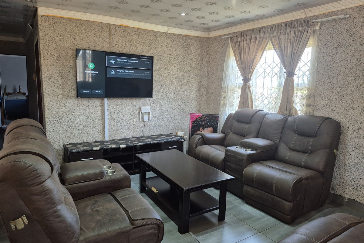 Beautifully Tiled 3 Bedroom Home with Scenic Views - Photo 3