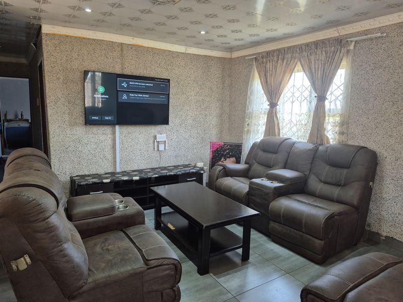 Beautifully Tiled 3 Bedroom Home with Scenic Views - Photo 3