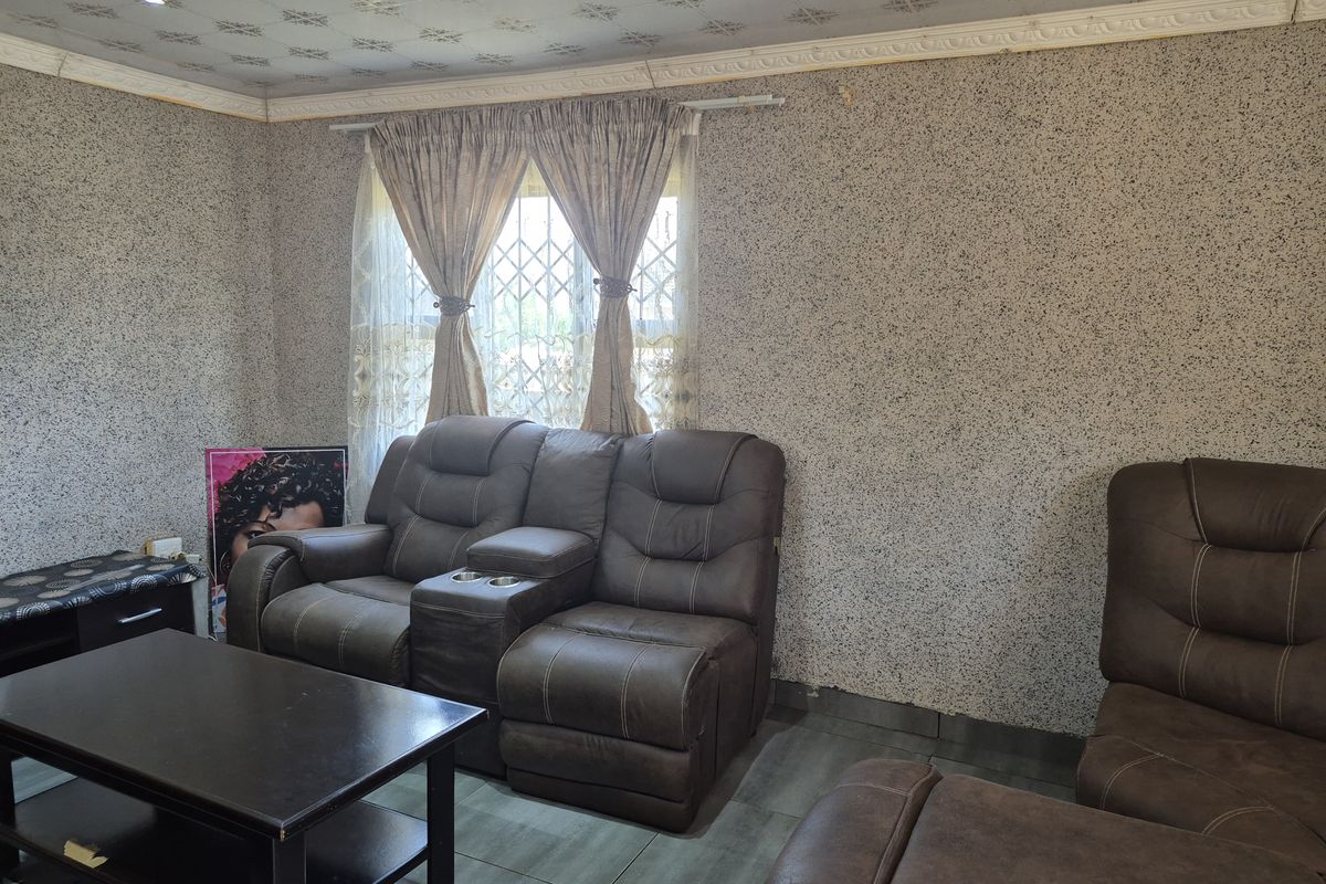 Beautifully Tiled 3 Bedroom Home with Scenic Views - Photo 4