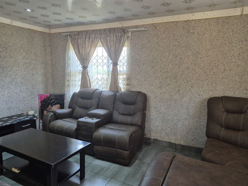 Beautifully Tiled 3 Bedroom Home with Scenic Views - Photo 4