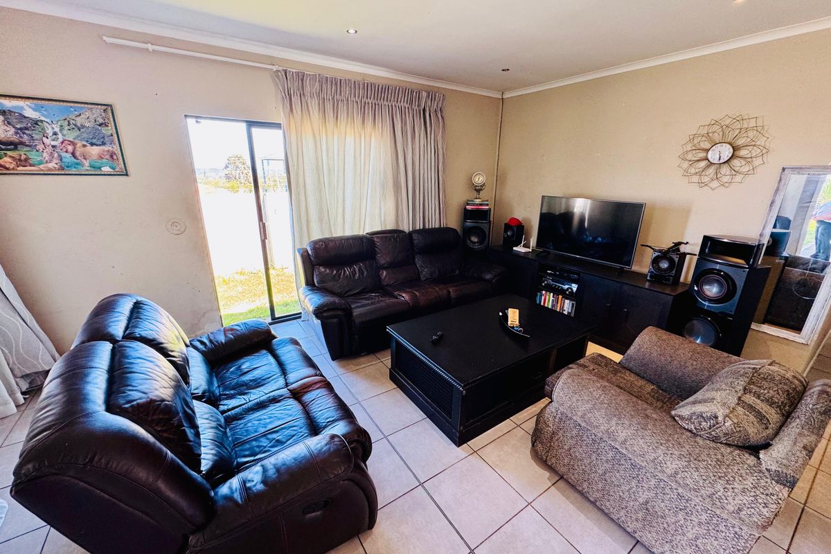 Secure and Comfortable 3-Bedroom Home for Sale in Gonubie - Photo 2