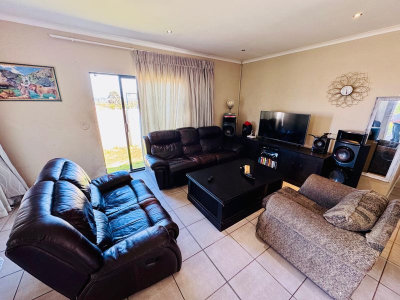 Secure and Comfortable 3-Bedroom Home for Sale in Gonubie - Photo 2