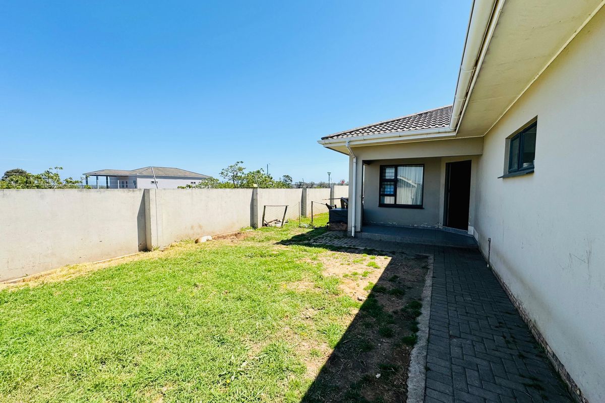 Secure and Comfortable 3-Bedroom Home for Sale in Gonubie - Photo 3