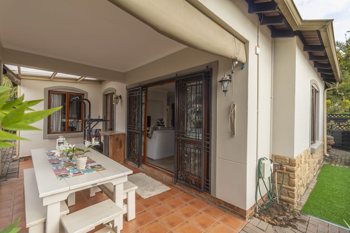 Free Standing Townhouse - Photo 2