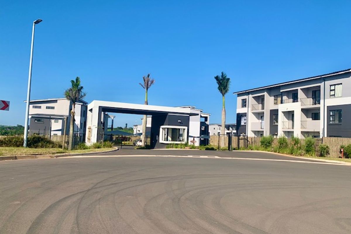 SORTAFTER COMPLEX 2 BEDROOM 2 BATHROOM APARTMENT. AVAILABLE IMMEDIATELY. - Photo 2