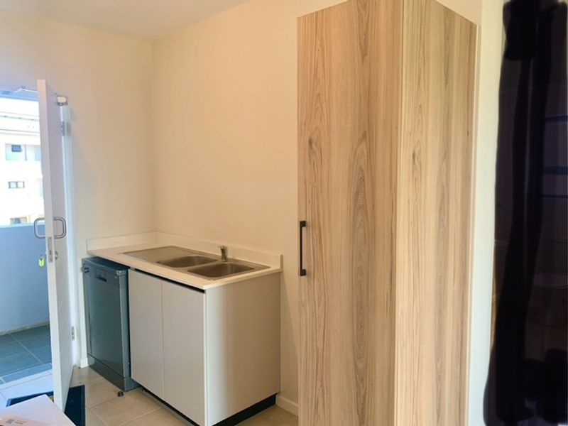 SORTAFTER COMPLEX 2 BEDROOM 2 BATHROOM APARTMENT. AVAILABLE IMMEDIATELY. - Photo 10