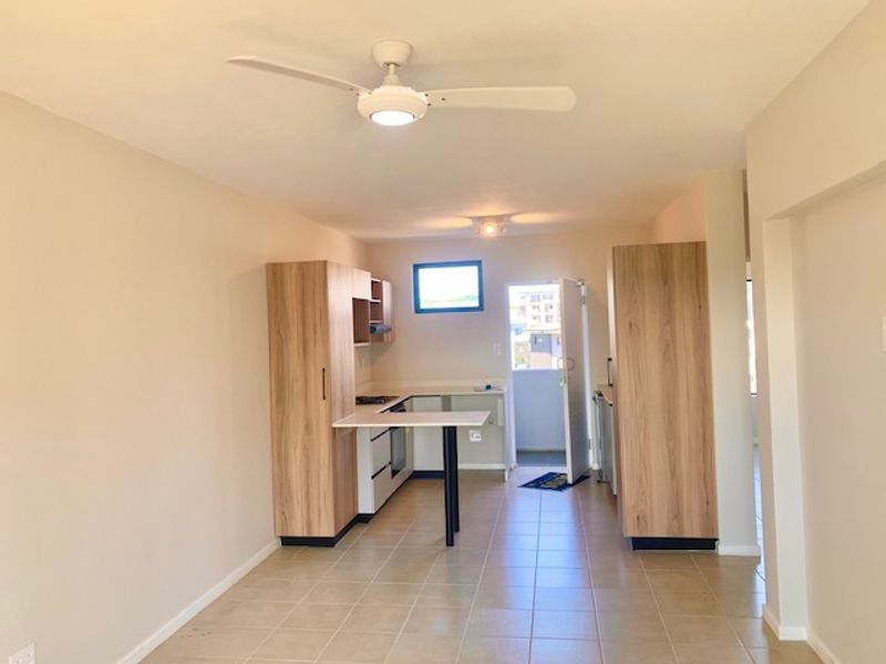 SORTAFTER COMPLEX 2 BEDROOM 2 BATHROOM APARTMENT. AVAILABLE IMMEDIATELY. - Photo 8