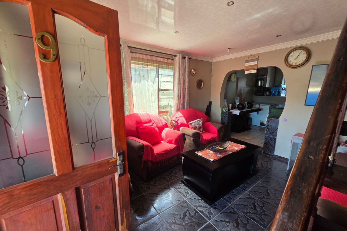 Four bedroom house in an upmarket estate - Photo 3