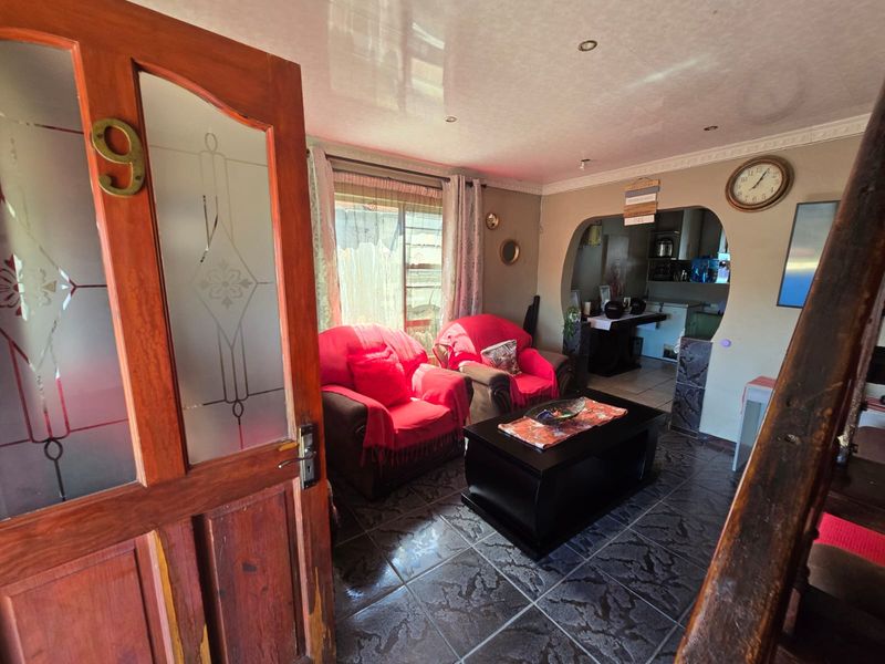 Four bedroom house in an upmarket estate - Photo 3