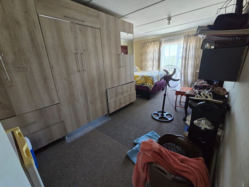 Four bedroom house in an upmarket estate - Photo 10