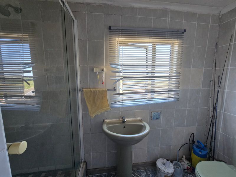 Four bedroom house in an upmarket estate - Photo 9